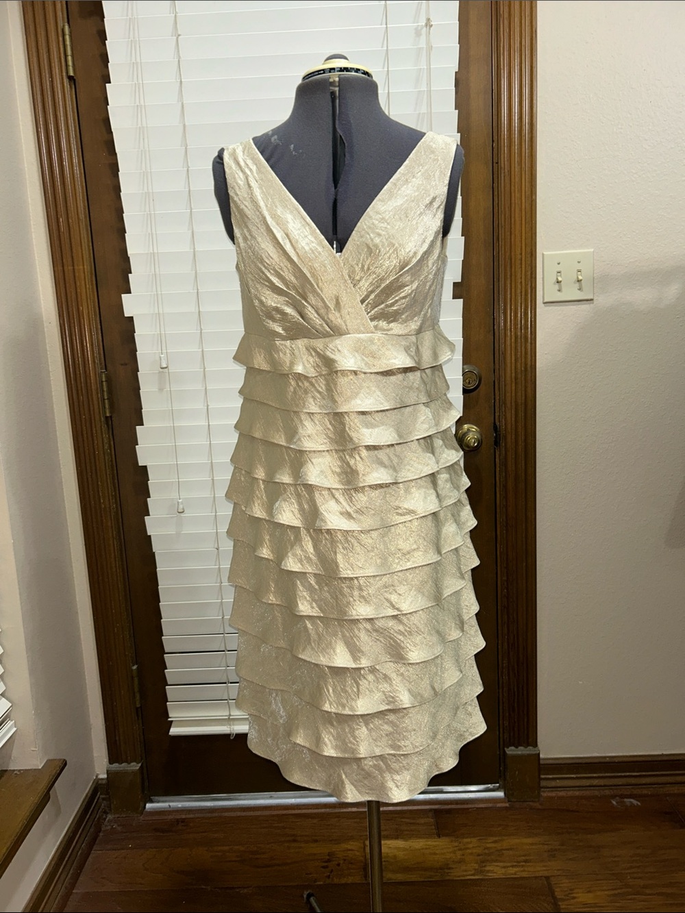 London Times Shimmery champagne tiered ruffled V-Neck sleeveless Dress Size 10